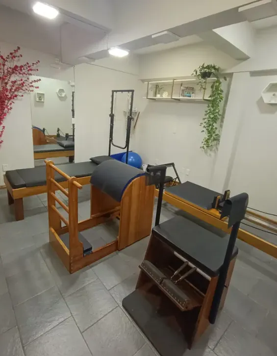 Estúdio de pilates com aparelhos